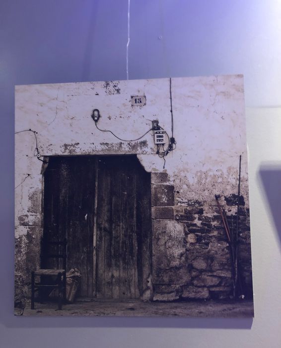 Kalostrape Ostatua eta Jatetxea, Euskal Herria. Restaurant traditionnel et bar à tapas. Situé au 22 rue Marengo dans l'ancien cloître des Visitandines, dans le quartier historique de Bayonne. Exposition du mois d'août 2019 avec la photographe Zazpi