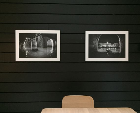 Kalostrape Ostatua, Jatetxea, Baiona - Euskal Herria. Bar restaurant au coeur du Petit Bayonne. Au rez-de-chaussée de l'école de basque pour adultes. Bar à tapas et à cocktails, ouvert en continu. Exposition du mois d'octobre 2017, avec les clichés de Mathieu Prat, vue de deux photographies en noir et blanc, durant les inondations de Bayonne, un parapluie flottant.