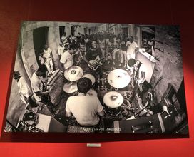 Kalostrape Ostatua, Bar et Restaurant incontournable de Bayonne. Bar à tapas et à cocktails. Lieu convivial et atypique, situé dans l'ancien cloître des Visitandines, au coeur du Petit Bayonne. Ouvert du mardi au samedi. Exposition du mois de juillet 2018 en partenariat avec le festival Euskal Herria Zuzenean et l'artiste photographe Jon Iraundegi. Ostatua et Jatetxea, Baiona, Euskal Herria