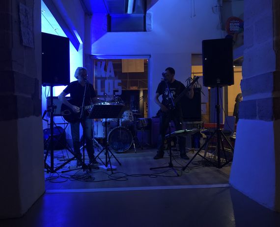 Tres Hombres en concert à Kalostrape Ostatua. Bar et restaurant du Petit Bayonne. Bar à tapas et bar à cocktails. Situé dans l'ancien cloître de Visitandines.