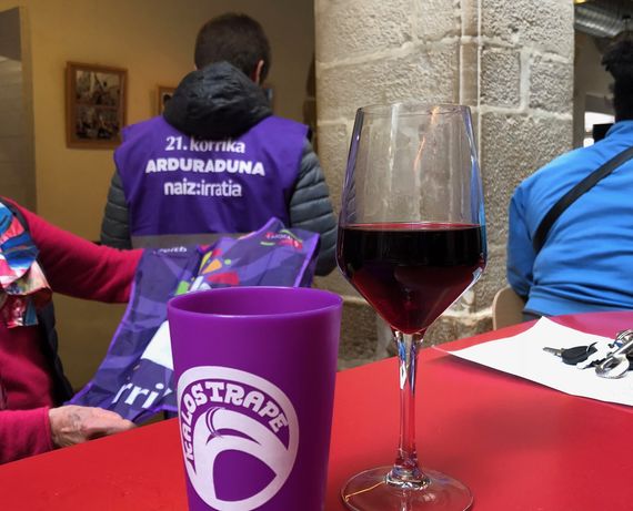 Kalostrape Ostatua eta Jatetxea, Euskal Herria. Korrikaren Eguna, Baionan. Restaurant et Bar incontournable du Petit Bayonne, situé au 22 rue Marengo. Jour du passage de la 21e Korrika à Bayonne