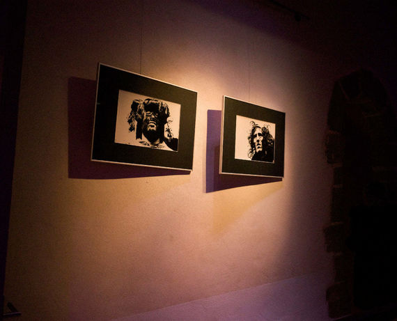 Kalostrape Ostatua eta Jatetxea, Baiona, Euskal Herria. Restaurant traditionnel et bar atypique du Petit Bayonne, situé au 22 rue Marengo dans l'ancien cloître des Visitandines. Exposition du mois de janvier 2020 avec la photographe Eliane Heguiaphal
