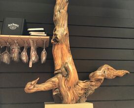 Kalostrape Ostatua eta Jatetxea, Baiona. Restaurant traditionnel et bar incontournable du centre historique du Petit Bayonne. Situé dans l'ancien cloître des Visitandines. Exposition du mois d'octobre 2020, avec le menuisier Olivier Claverie