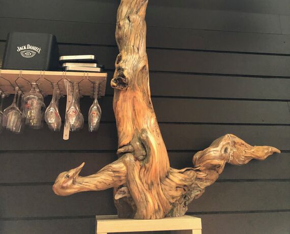 Kalostrape Ostatua eta Jatetxea, Baiona. Restaurant traditionnel et bar incontournable du centre historique du Petit Bayonne. Situé dans l'ancien cloître des Visitandines. Exposition du mois d'octobre 2020, avec le menuisier Olivier Claverie