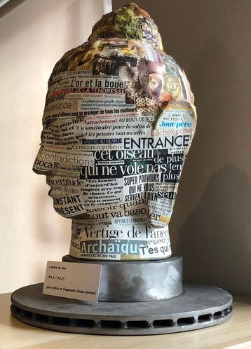 Kalostrape Ostatua, Bar et restaurant situé au 22 rue Marengo, au coeur du quartier historique du Petit Bayonne. Exposition de septembre 2019 avec l'artiste colleur Claude Martin. Ostatua eta Jatetxea, Baiona, Euskal Herria, irailaren erakusketa.