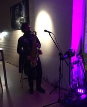 Kalostrape Ostatua, Jatetxea - Baiona Euskal Herria. Bar restaurant à Bayonne. Situé rue Marengo, au coeur du Petit Bayonne. Soirées, concerts et expositions. Souvenirs de la soirée Apéro Jazz avec David Prévost au saxophone et au chant.