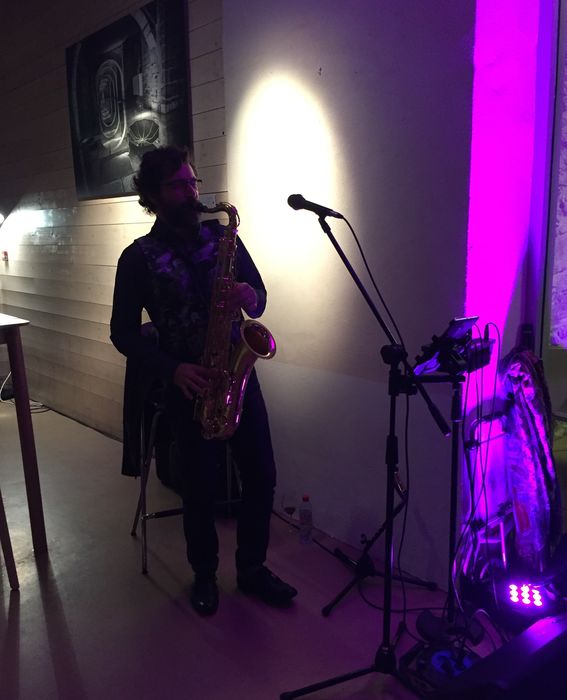 Kalostrape Ostatua, Jatetxea - Baiona Euskal Herria. Bar restaurant à Bayonne. Situé rue Marengo, au coeur du Petit Bayonne. Soirées, concerts et expositions. Souvenirs de la soirée Apéro Jazz avec David Prévost au saxophone et au chant.
