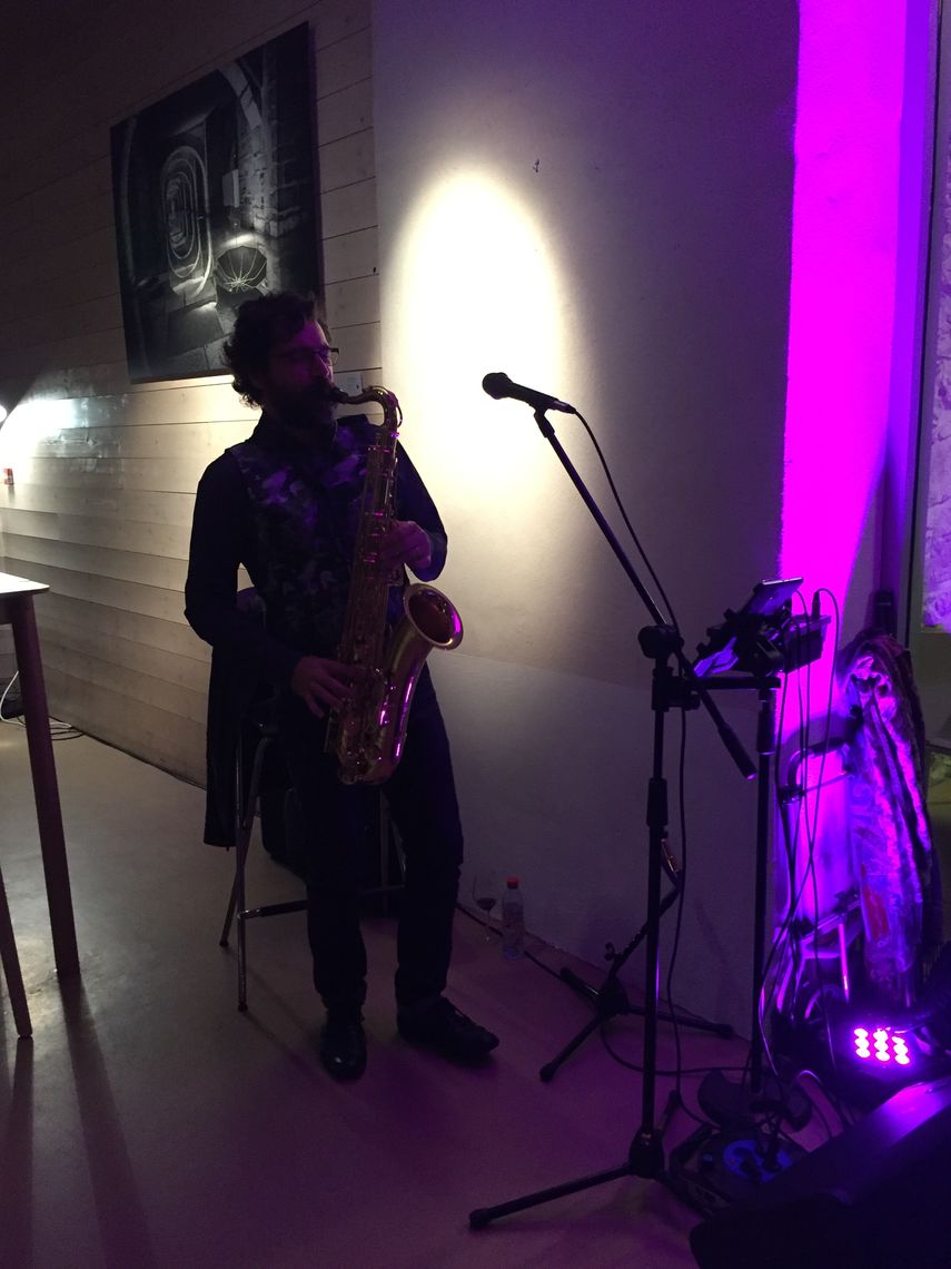Kalostrape Ostatua, Jatetxea - Baiona Euskal Herria. Bar restaurant à Bayonne. Situé rue Marengo, au coeur du Petit Bayonne. Soirées, concerts et expositions. Souvenirs de la soirée Apéro Jazz avec David Prévost au saxophone et au chant.