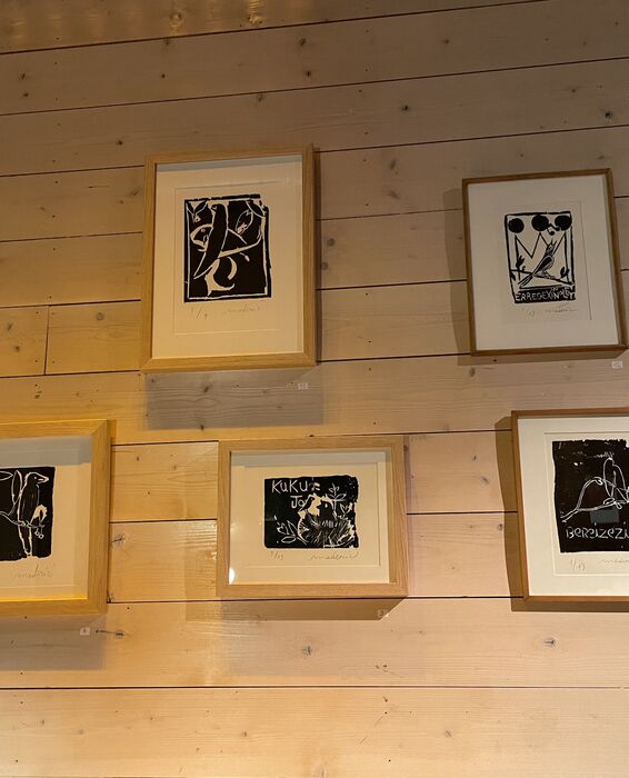 Kalostrape Ostatua eta Jatetxea, Baiona, Euskal Herria. Restaurant traditionnel et bar atypique du Petit Bayonne. Situé au 22 rue Marengo dans l'ancien cloître des Visitandines. Exposition du mois d'août 2021 avec l'artiste graveur Médéric Bottin