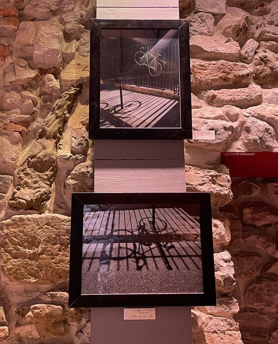 Kalostrape Ostatua eta Jatetxea, Baiona. 2021ko Azaroaren erakusketa. Bar et restaurant atypique dans Petit Bayonne. Exposition du mois de novembre 2021 avec le photographe Raphaël James