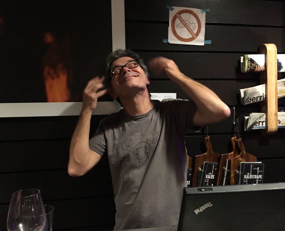 Kalostrape Ostatua Jatetxea, Baiona - Euskal Herria. Bar à cocktails et tapas. Expositions mensuelles. Souvenirs de la soirée avec Dj Pum Pee Doo et sa sélection 100% vinyles.