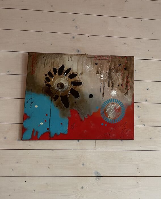 Kalostrape Ostatua, restaurant et bar atypique du Petit Bayonne, situé au 22 rue Marengo dans l'ancien cloître des Visitandines. Exposition du mois de mai 2022 avec l'association Integrazio Batzordea et l'artiste peintre Brigitte Massonde 
