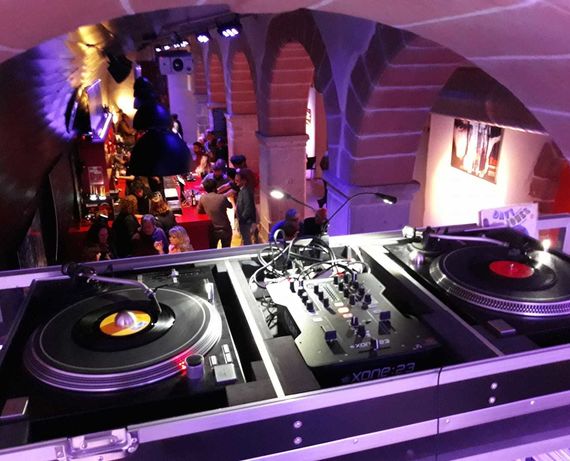 Kalostrape Ostatua, eta Jatetxea, Baiona, Euskal Herria. Bar et restaurant incontournable du Petit Bayonne, situé au 22 rue Marengo dans l'ancien cloître des Visitandines. Soirée Kalostrape Groove Klub #7 avec Dj Ralai, le samedi 23 février 2019
