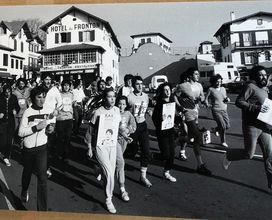 Kalostrape Ostatua eta Jatetxea, Baiona, Euskal Herria. Restaurant et bar incontournable du Petit Bayonne. Situé au 22 rue Marengo, dans l'ancien cloître des Visitandines, à Bayonne. Photographies de l'exposition des mois de mars et avril 2019, sur le thème de la Korrika, avec les oeuvres du photographe Daniel Vélez