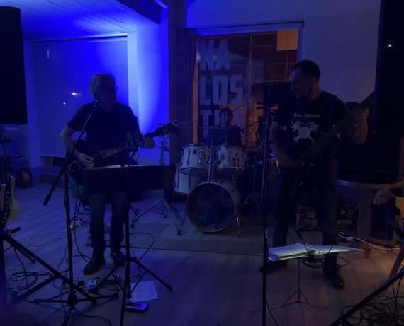 Kalostrape Ostatua, Jatetxea, Euskal Herria, Baiona. Bar et restaurant incontournable du Petit Bayonne. Bar à tapas et à cocktails. Concert du groupe Tres Hombres.