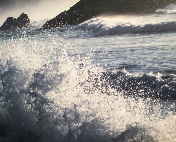 Kalostrape Ostatua, Jatetxea - baiona, Euskal Herria. Bar à tapas, à cocktails. Restaurant traditionnel. Situé rue Marengo à Bayonne. Concerts et soirées. Exposition du photographe Mathieu Prat, durant le mois d'octobre 2017. Gros plan sur l'écume d'une vague se brisant sur un rivage.