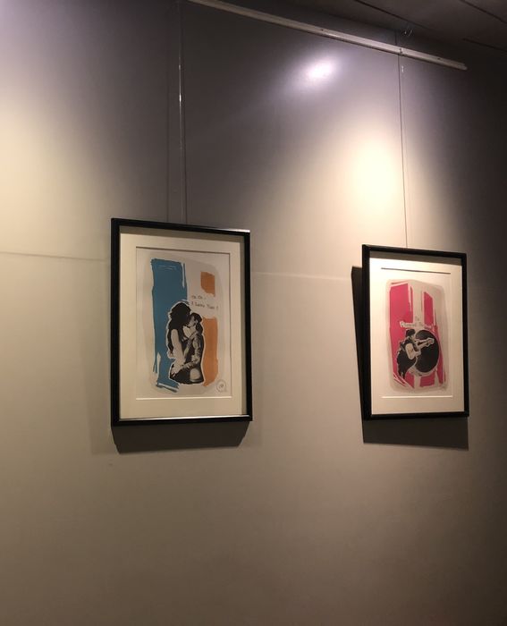 Kalostrape Ostatua Jatetxea - Baiona, Euskal Herria. Bar restaurant au coeur du Petit Bayonne. Concerts, soirées et expositions. Vue du petit salon avec 3 dessins formats carrés de l'exposition du mois de décembre.