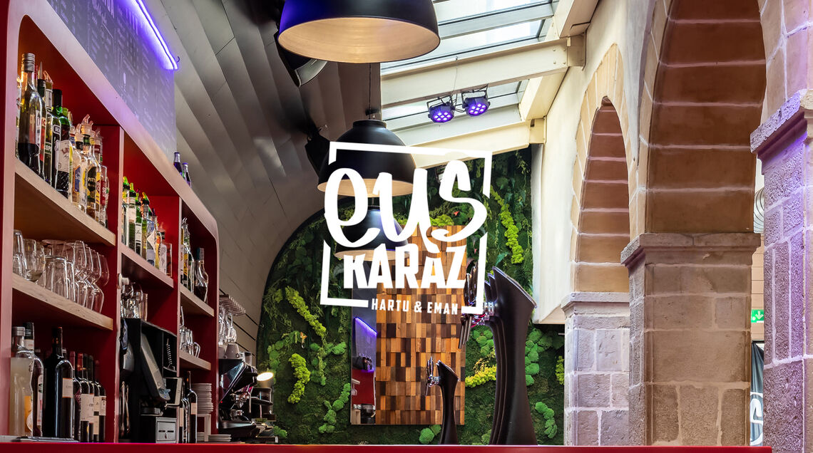 Kalostrape Ostatua eta Jatetxea, Baiona, Euskal Herria. Bar et restaurant atypique situé dans le coeur historique du Petit Bayonne, au 22 rue Marengo, dans l'ancien cloître des Visitandines.