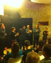 Kalostrape Ostatua Jatetxea Baiona Euskal Herria. Bar et restaurant au coeur du Petit Bayonne. Finale de la représentation de Jendeak par la troupe Ildoki et l'écrivain Daniel Landart, le mercredi 7 février 2018