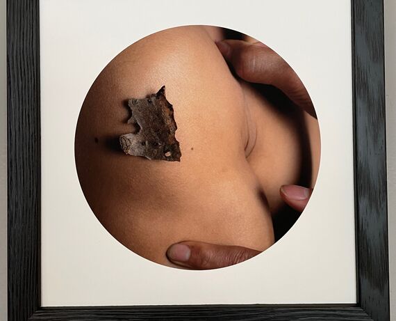 Kalostrape Ostatua et Jatetxea. Restaurant et bar situé au 22 rue Marengo dans le quartier du Petit Bayonne, dans l'ancien cloître des Visitandines. Exposition du mois de juillet 2021, avec l'artiste photographe Sandrine Agosti Navarri.