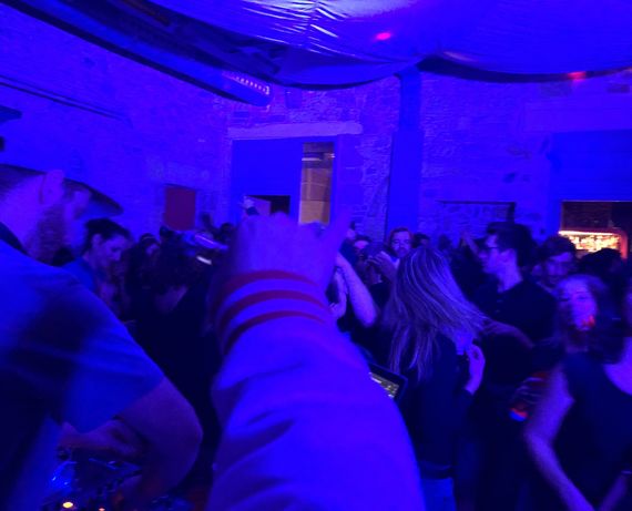 Kalostrape Ostatua, jatetxea, Baiona Euskal Herria - Bar restaurant au coeur du Petit Bayonne. Concerts, soirées et expositions. Souvenirs de la DSF Party du samedi 18 décembre 2017.