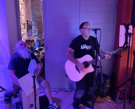 Kalostrape Ostatua eta Jatetxea, Baiona. Bar et restaurant atypique du quartier historique de Bayonne. Situé au 22 rue Marengo dans l’ancien cloitre des Visitandines. Archives photos du concert de Santi DDC dans le cadre de Korrika Kulturala le vendredi 8 mars 2024