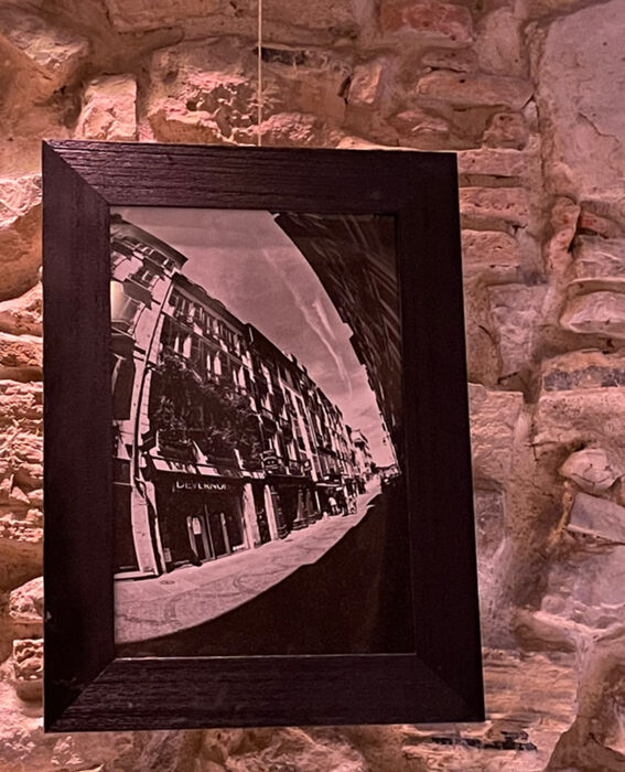Kalostrape Ostatua eta jatetxea, 2021ko azaroaren erakusketa. Bar et restaurant situé au 22 rue Marengo dans l'ancien cloître des Visitandines. Exposition du mois de novembre 2021 avec l'artiste photographe Raphaël James