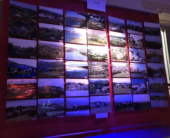 Kalostrape Ostatua, Jatetxea, Baiona, Euskal Herria. Bar et Restaurant incontournable du quartier historique du Petit Bayonne. Bar à tapas et bar à concert, accueille une nouvelle exposition chaque mois. Exposition du mois d'octobre 2018, avec la photographe Valérie Dutey.