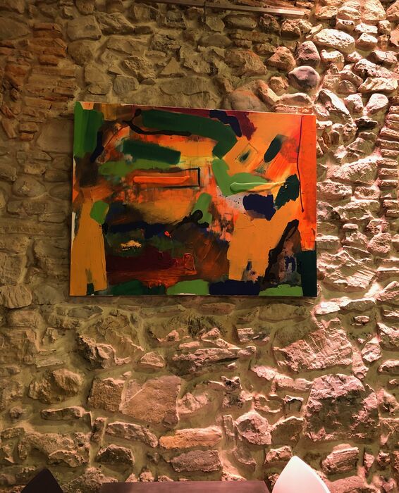 Kalostrape Ostatua eta Jatetxea, Baiona, Euskal Herria. Restaurant traditionnel et bar atypique du centre historique de Bayonne, situé au 22 rue Marengo, dans l'ancien cloître des Visitandines. Exposition du mois de septembre 2020 avec les oeuvres de Mulhen Baccia.