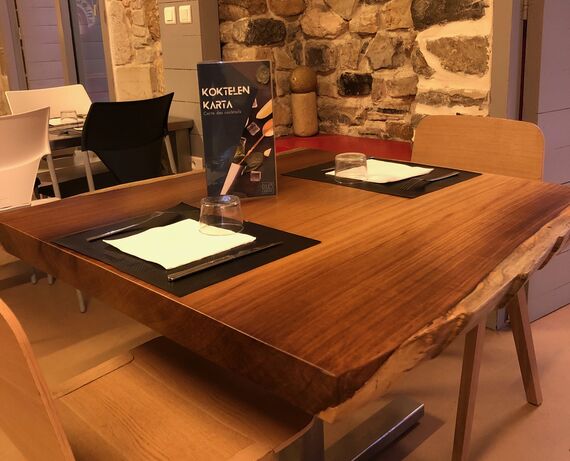 Kalostrape Ostatua eta Jatetxea, Baiona. 2020ko iraila, erakusketa. Restaurant traditionnel et bar atypique du coeur du quartier historique de Bayonne. Exposition du mois d'octobre 2020, avec le menuisier Olivier Claverie