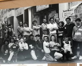 Kalostrape Ostatua eta Jatetxea, Baiona, Euskal Herria. Restaurant et bar incontournable du Petit Bayonne. Situé au 22 rue Marengo dans l'ancien cloître des Visitandines. Retour sur l'exposition des mois de mars et avril 2019 avec les photographies du photographe Daniel Vélez, sur le thème de la Korrika.