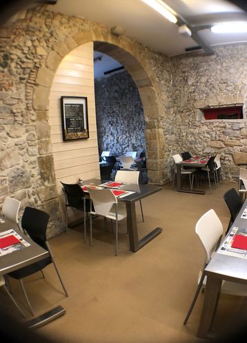 Kalostrape Ostatua eta Jatetxea, Baiona, Euskal Herria. Bar et restaurant incontournable du quartier historique de Bayonne. Situé au 22 rue Marengo, dans l'ancien cloître des Visitandines. Bar à tapas et restaurant traditionnel, durant le mois de décembre, nous sommes ouverts du mardi au samedi.
