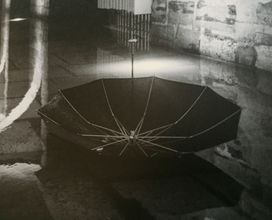 Kalostrape Ostatua, Jatetxea - Baiona Euskal Herria. Bar restaurant situé dans l'ancien cloitre des Visitandines, au coeur du Petit Bayonne. Concerts et soirées. Expositions du mois d'octobre 2017, avec Mathieu Prat. Photographie en noir et blanc, gros plan sur un parapluie flottant sur les inondations de Bayonne.
