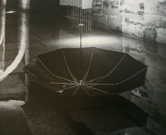 Kalostrape Ostatua, Jatetxea - Baiona Euskal Herria. Bar restaurant situé dans l'ancien cloitre des Visitandines, au coeur du Petit Bayonne. Concerts et soirées. Expositions du mois d'octobre 2017, avec Mathieu Prat. Photographie en noir et blanc, gros plan sur un parapluie flottant sur les inondations de Bayonne.