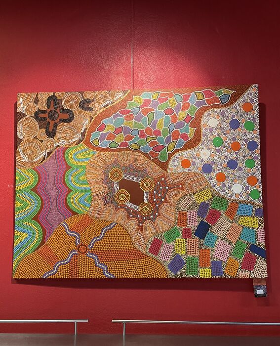 Kalostrape Ostatua, Baiona, Euskal Herria. Bar et restaurant incontournable du Petit Bayonne. Situé au 22 rue Marengo, ouvert du mardi au samedi. Exposition des mois de juillet et août 2022, avec les artistes Sylvie Estaynou et Emmanuel Mauresa.