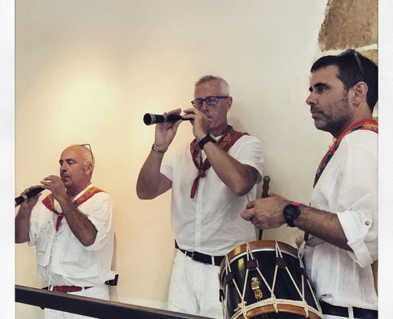 Kalostrape Ostatua eta Jatetxea, Baiona, Euskal Herria. Bar à tapas et restaurant traditionnel, incontournable du quartier historique de Bayonne. Situé au 22 rue Marengo, dans l'ancien cloître des Visitandines. Souvenirs des Fêtes de Bayonne 2019
