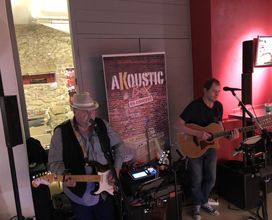 Kalostrape Ostatua Jatetxea Baiona Euskal Herria. Bar et restaurant au coeur du Petit Bayonne. Concerts, soirées et expositions. Bar à tapas et à cocktails. Souvenirs du concert du samedi 17 février avec le groupe Akoustic Box, en duo et chant.