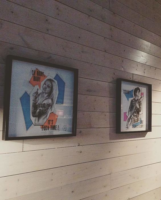 Kalostrape Ostatua Jatetxea - Baiona, Euskal Herria. Bar restaurant à Bayonne. Bar à cocktails et tapas. Soirées, concerts et expositions. Vue de l'arrière du bar avec 3 dessins formats carrés de l'exposition du mois de décembre 2017.