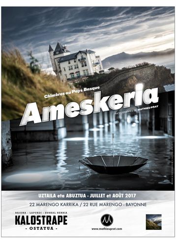 Kalostrape Ostatua Jatetxea, Euskla Herria, Baiona. Bar et restaurant de l'école de basque pour adultes AEK. Situé dans l'ancien cloitre des Visitandines, à Bayonne. Bar à tapas et à cocktails. Lieu incontournable des nuits Bayonnaises. Concerts, soirées et expositions. Affiche de l'exposition de Mathieu Prat, avec un photomontage de la Villa Beltza de Biarritz et des arcades du quai de Bayonne un soir d'inondation.
