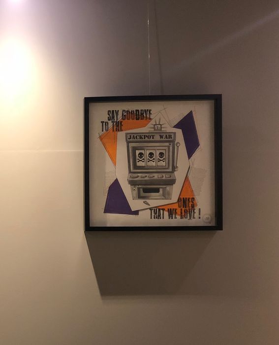 Kalostrape Ostatua Jatetxea - Baiona, Euskal Herria. Bar restaurant à Bayonne, situé dans l'ancien cloitre des Visitandines. Soirées, concerts et expositions. Vue de 2 dessins formats carrés installés dans le petit salon