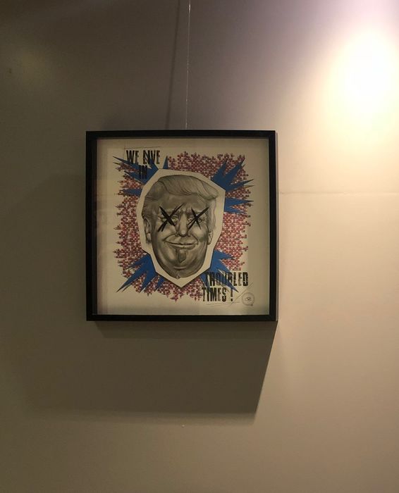 Kalostrape Ostatua Jatetxea - Baiona, Euskal Herria. Bar restaurant à Bayonne, situé dans l'ancien cloitre des Visitandines. Soirées, concerts et expositions. Vue de 2 dessins formats carrés installés dans le petit salon