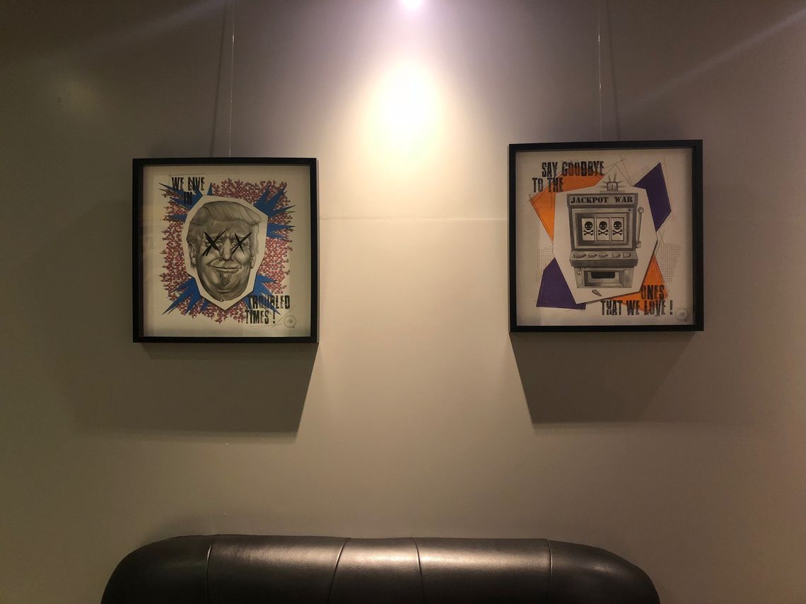 Kalostrape Ostatua Jatetxea - Baiona, Euskal Herria. Bar restaurant à Bayonne, situé dans l'ancien cloitre des Visitandines. Soirées, concerts et expositions. Vue de 2 dessins formats carrés installés dans le petit salon