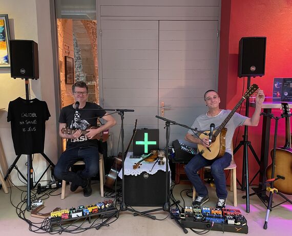 Kalostrape Ostatua eta Jatetxea, Euskal Herria, Baiona. Bar et restaurant traditionnel, situé au 22 rue Marengo dans l'ancien cloître des Visitandines. Bar à tapas et à concert. Concert du 28 mai 2022 avec le groupe Zero + Zero.