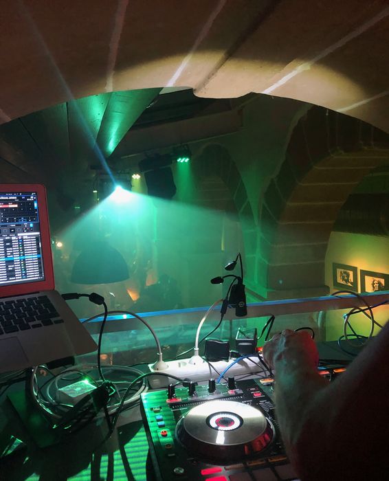 Kalostrape Ostatua eta Jatetxea, Baiona, Euskal Herria. Restaurant traditionnel et bar atypique du Petit Bayonne. Situé au 22 rue Marengo dans l'ancien cloître des Visitandines. Soirée du 25 janvier 2020, avec les djs Vaunn et Shapes.
