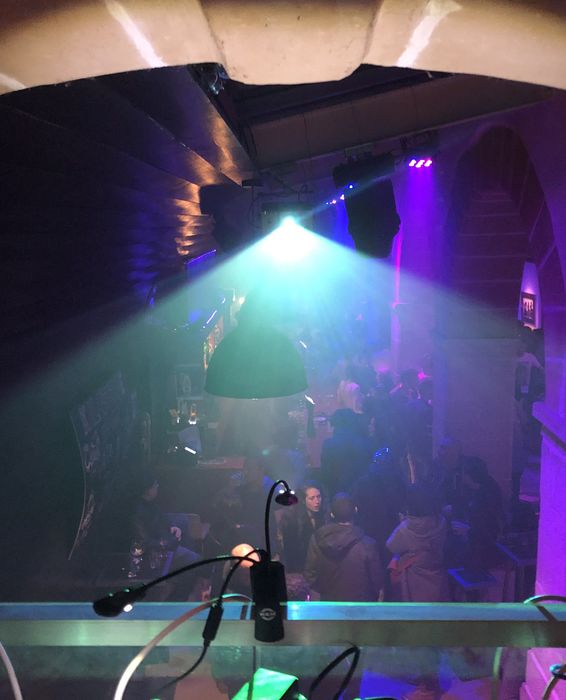 Kalostrape Ostatua eta jatetxea, Baiona, Euskal Herria. Restaurant et bar situé au 22 rue Marengo, au coeur du Petit Bayonne. Restaurant traditionnel et bar à tapas. Soirée du 25 janvier 2020 avec les Djs Vaunn et Shapes.