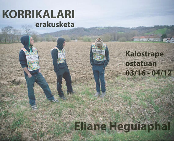 Kalostrape ostatua eta jatetxea, Baiona. Bar et restaurant situé au 22 rue Marengo dans l'ancien cloître des Visitandines. Affiche de l'exposition Korrika des mois de mars et avril 2022, avec la photographe Eliane Heguiaphal