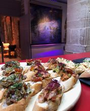 Kalostrape Ostatua eta Jatetxea, Baiona, Euskal Herria. Restaurant et bar situé au coeur historique du Petit Bayonne. Restaurant traditionnel, ouvert le midi du mardi au samedi et le soir du jeudi au samedi. Exposition du mois de juin 2019 avec l'artiste Rikardo Pascual de l'association Ur Taldea